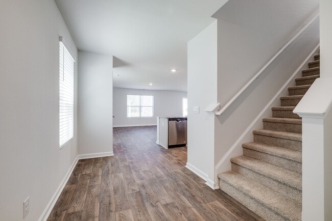 Building Photo - Spacious 4-Bedroom Home in Sought-After Lo...