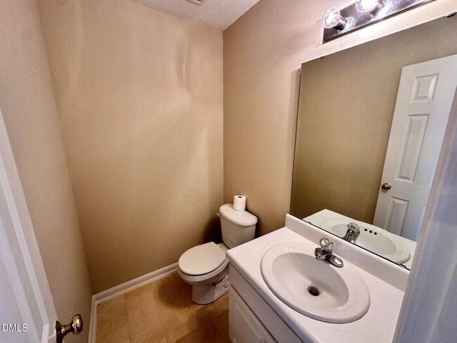 Building Photo - Lovely 3 bedroom 2.5 Bath Townhome