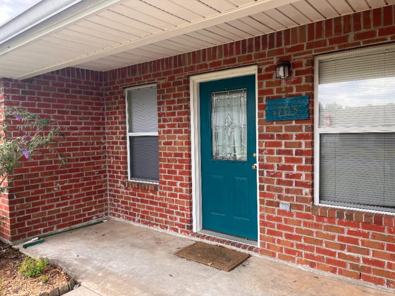 Building Photo - 1705 Briarwood St