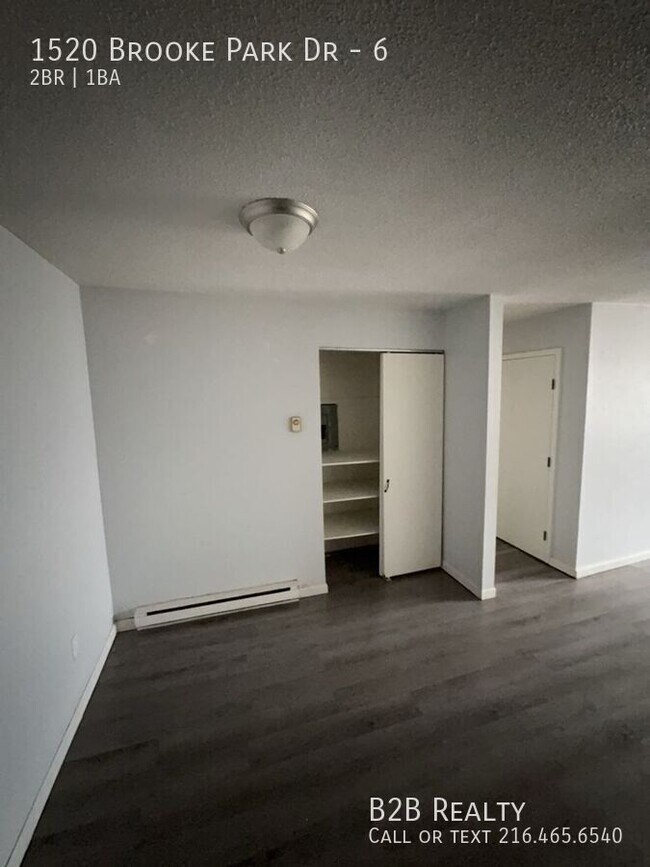 Building Photo - 1520 Brooke Park Dr