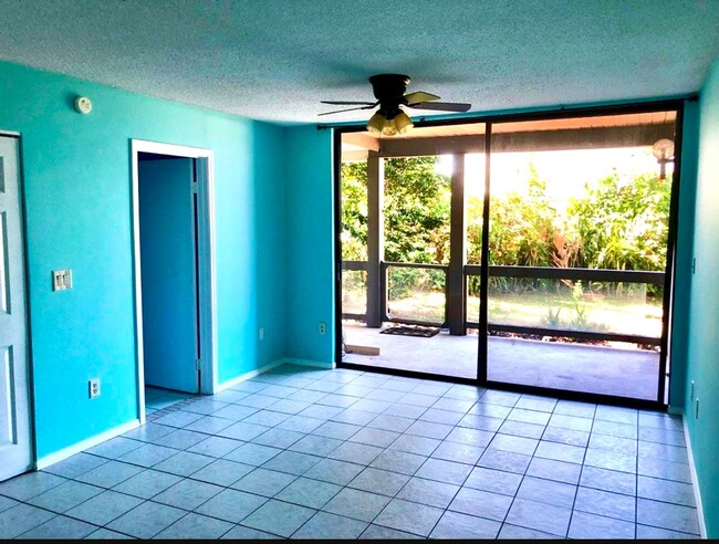 Building Photo - 3 bed / 3 bath furnished condo with ocean ...