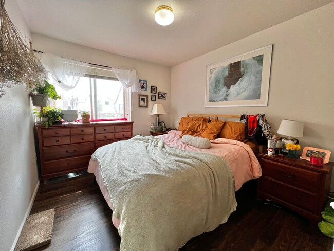 Building Photo - 2 Bed Charmer with Mountain Backdrop