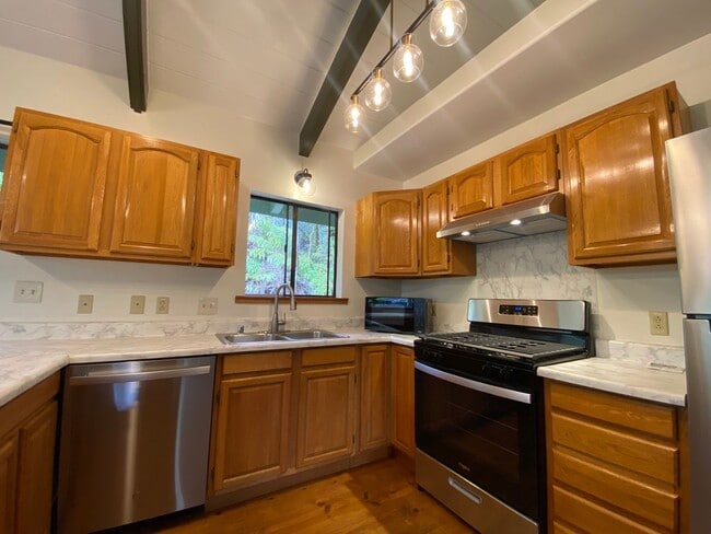 Building Photo - Charming 1-Bedroom Retreat in Volcano