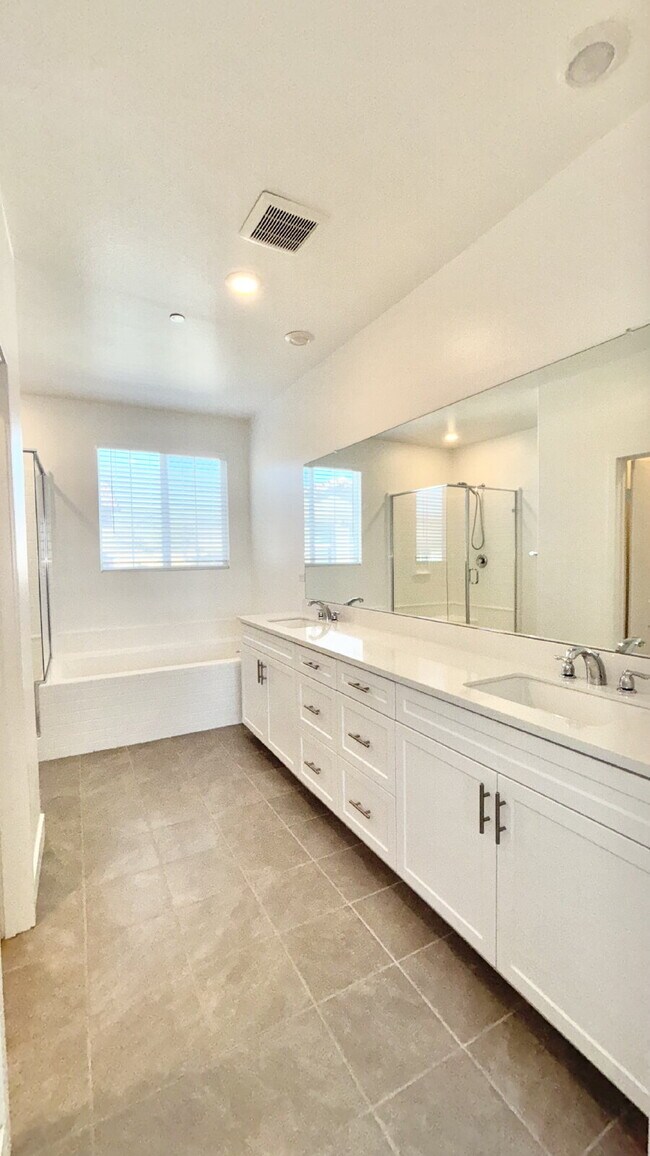 Building Photo - 4 Bedrooms Available University Park