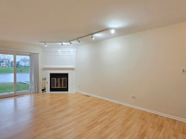 Building Photo - 1376 Longacre Ln