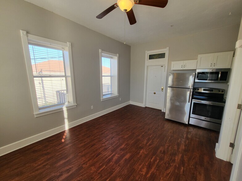 Building Photo - 427 10th Ave W