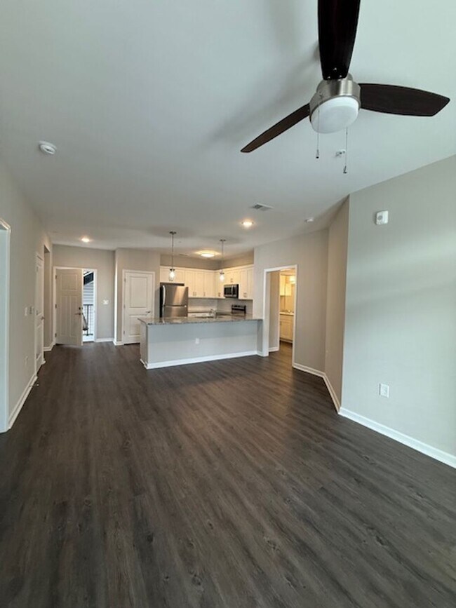 Building Photo - Special Offer! 18 month lease $1,375.00!!