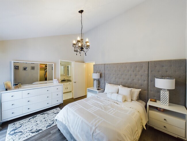 Building Photo - 9400 Doliver Dr