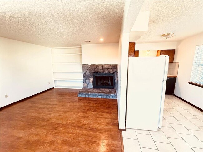 Building Photo - 316 Falcon Ct