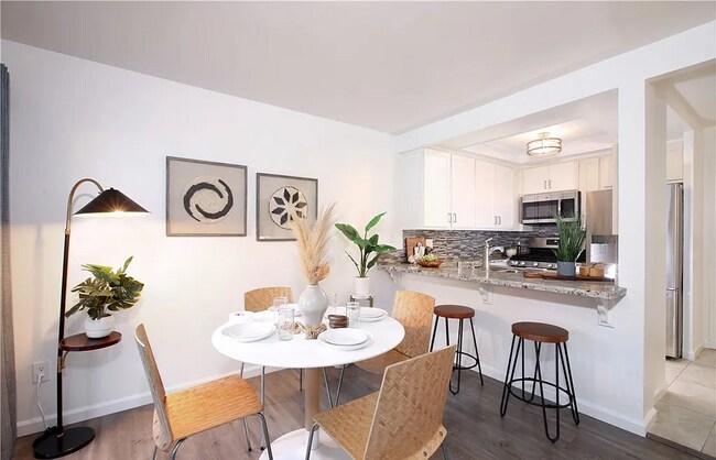 Building Photo - Live the ultimate Huntington Beach lifesty...