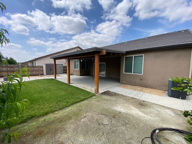 Building Photo - Tulare home coming soon!