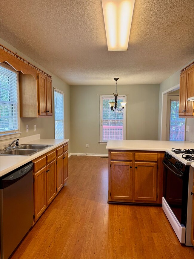 Building Photo - Home Sweet Dallas Home!