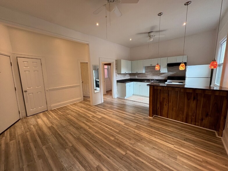 Building Photo - 5809 Hobart St