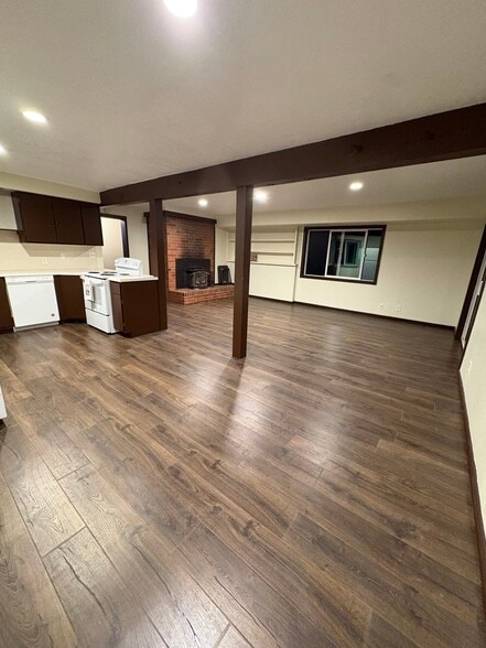 Building Photo - 8020 SW Sorrento Rd