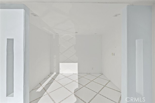 Building Photo - 1046 N Hillcrest Rd
