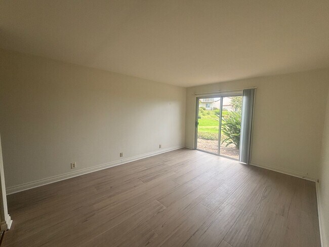 Building Photo - 3 BR Condo in Carlsbad! Close to Walking T...