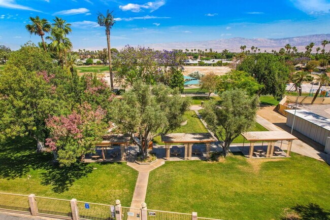 Building Photo - 2-Bedrooms and 2-Bathrooms Home Palm Desert