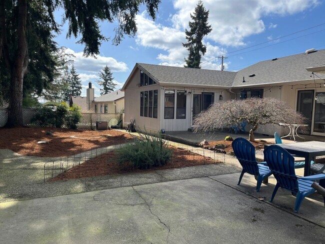 Building Photo - Beautiful One-Level Home with Sunroom, Vaulted Ceilings & Multiple Living Areas