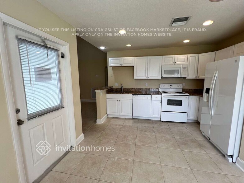 Building Photo - 1318 SW Bartell Ave