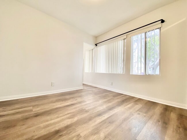 Building Photo - 2116-2118 E. Cesar Chavez Avenue