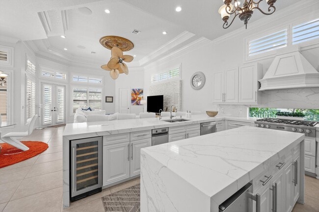 Building Photo - 10771 Versailles Blvd