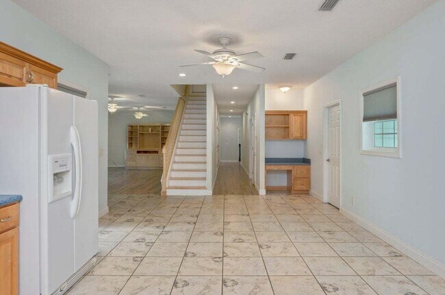 Building Photo - A spacious four bedroom, two and a half bathroom home located in the heart of the DeFuniak Spring...