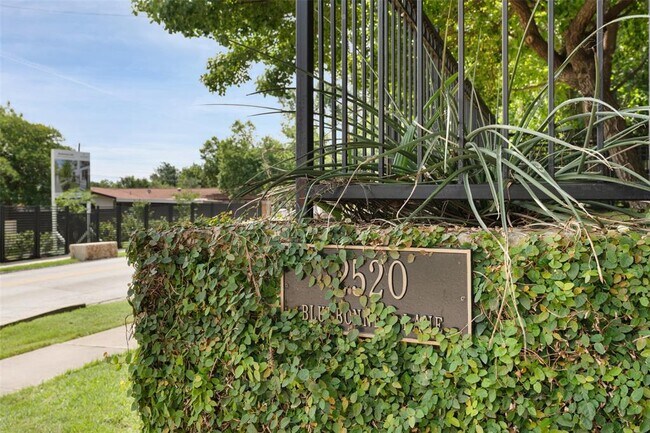 Building Photo - 2520 Bluebonnet Ln