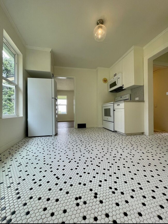 Building Photo - Spectacular View! Remodeled One bedroom with Partially finished basement in Linnton~ Front and ba...