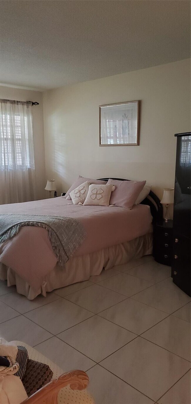 Building Photo - 2671 S Course Dr