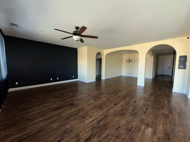 Building Photo - NW Visalia Home Coming Soon!