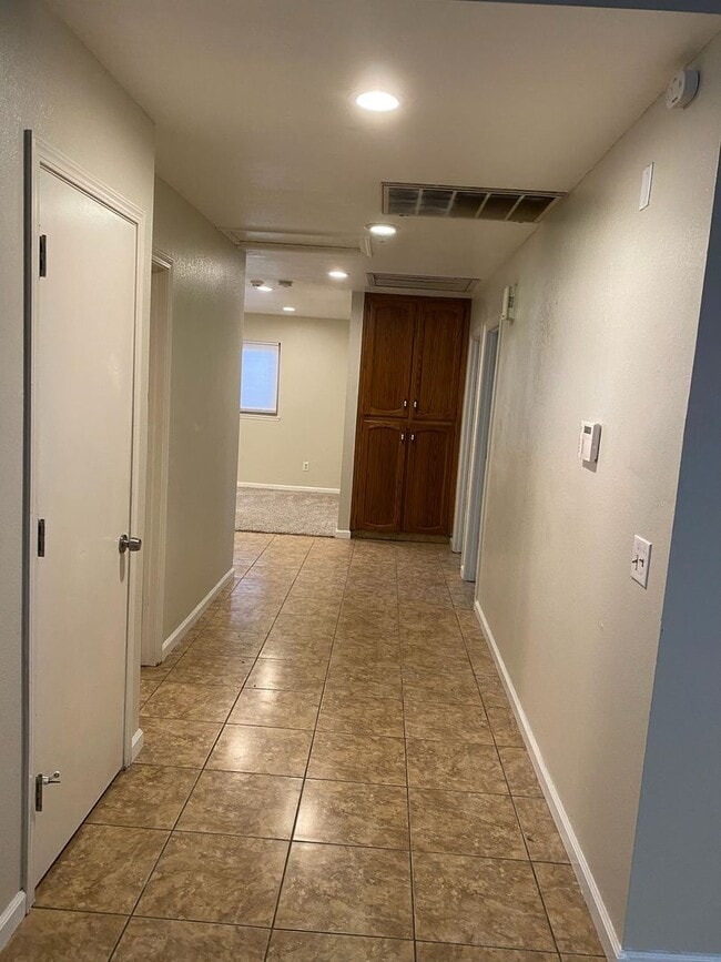Building Photo - 3710 W Sunnyside Ct