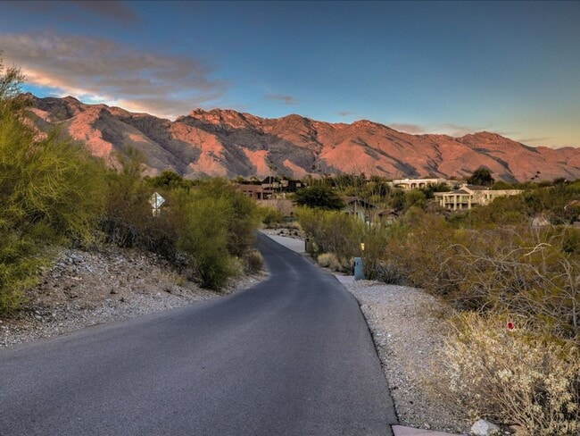 Building Photo - 4 Bedrooms, 3 Bathrooms