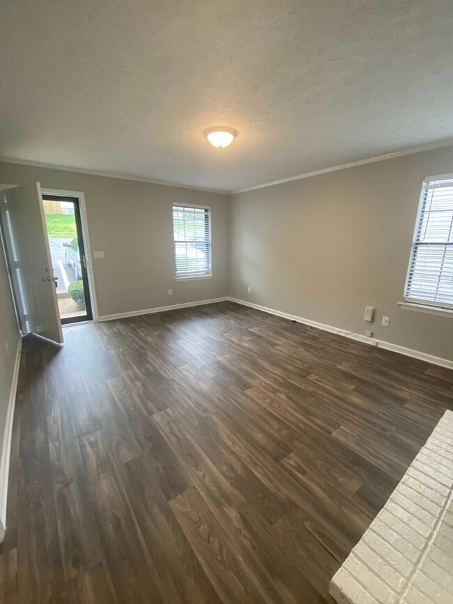 Building Photo - Spacious 4BR Townhome with Finished Basement & Community Amenities