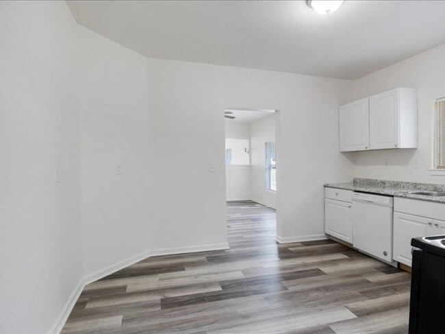 Building Photo - 533 E Woodard St