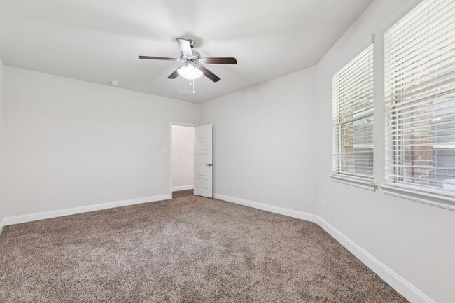 Building Photo - 913 Parkside Dr
