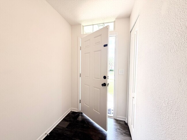Building Photo - Spacious 4BR Home with Large Fenced Yard & Community Pool