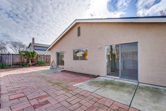 Building Photo - Single Family Home - New paint, New carpet - Washer & Dryer Hookups