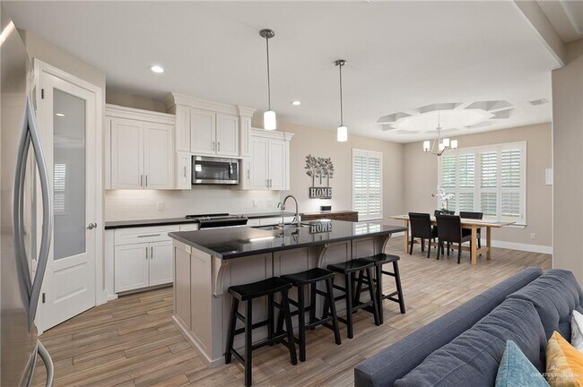 Building Photo - 16 Manchester Dr