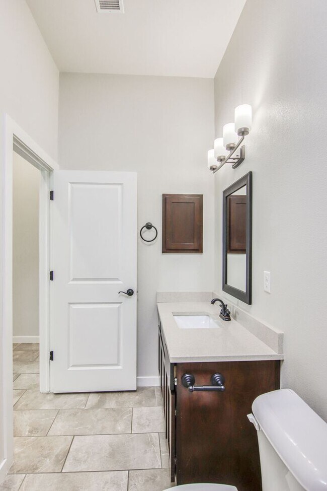 Building Photo - Beautiful East side House with 4 bed-2 baths