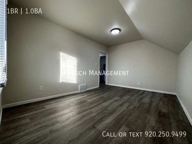 Building Photo - Recently Remodeled 1 Bedroom Upper Duplex ...