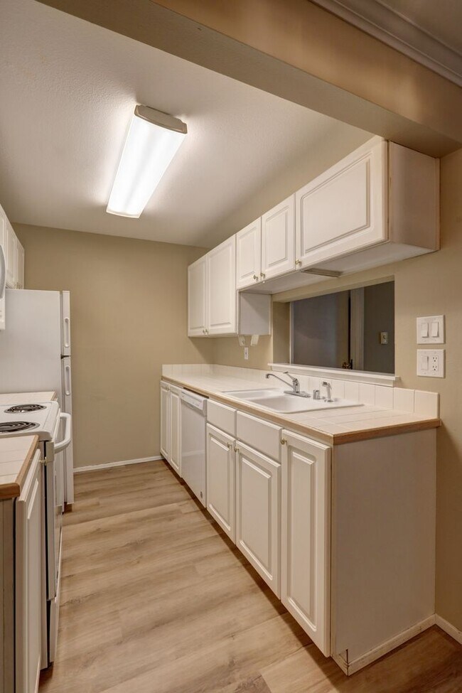 Building Photo - 2 Bedroom Ground Floor Condo in the Heart of Woodinville!