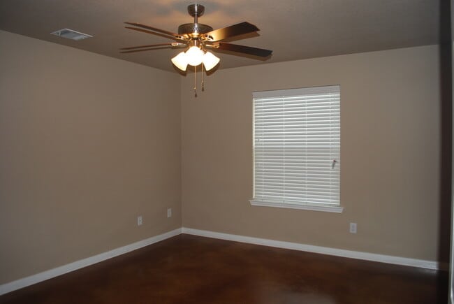 Building Photo - 1512 Dakota Ter