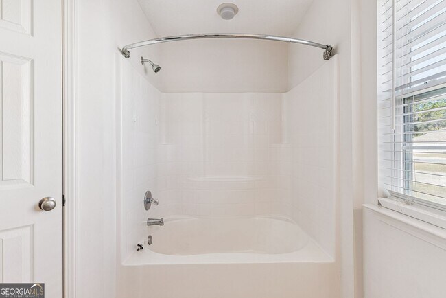 Building Photo - 3BR/2BA with a Fenced Back Yard