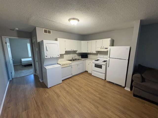 Building Photo - 301 E 12th St