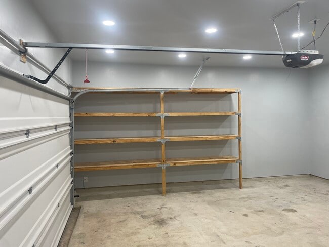 Building Photo - 532 Peony Ct