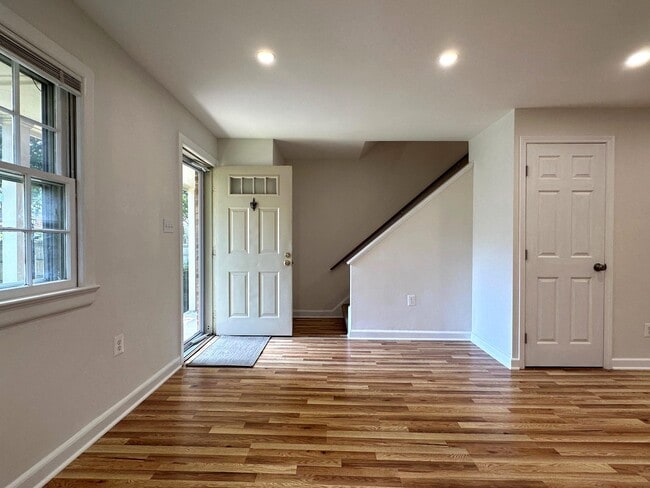 Building Photo - 411 Hampton Ct