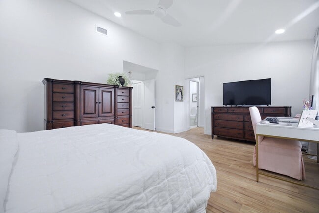 Building Photo - 7798 La Mirada Dr