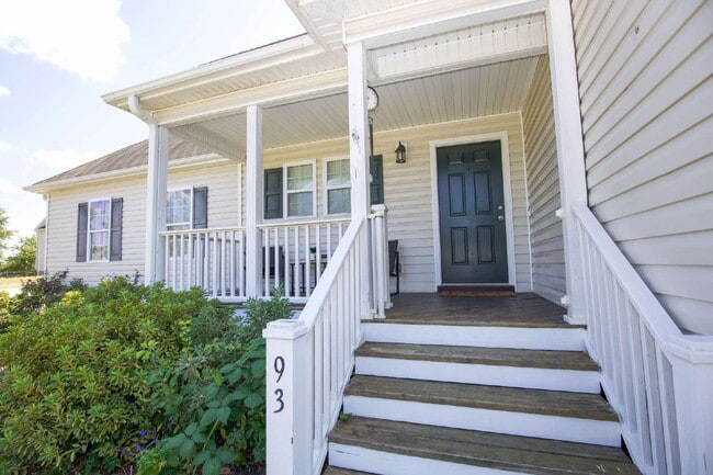 Building Photo - Charming 3 BR/2BA Ranch with fully fenced ...