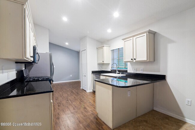 Building Photo - 8000 Daventry Dr