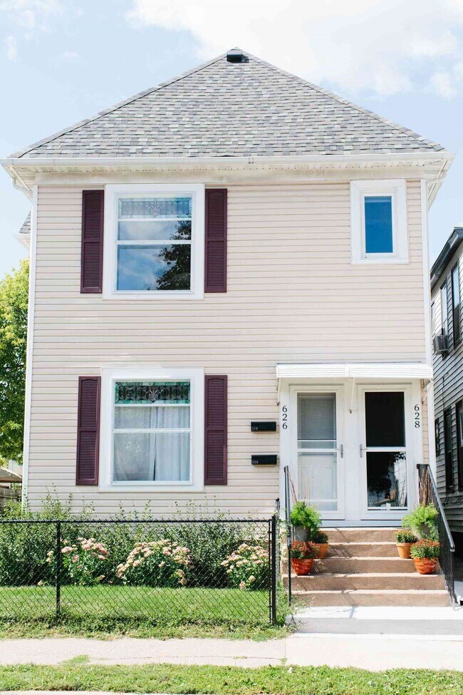 Building Photo - 626 Adams St NE